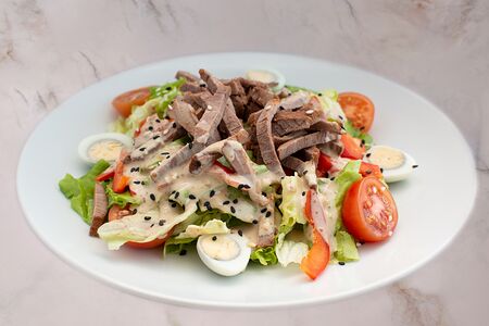 Салат с рваной говядиной