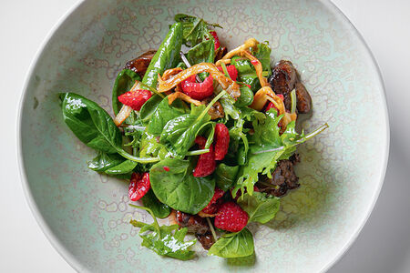 Салат с печенью цыпленка, молодым шпинатом и инжиром