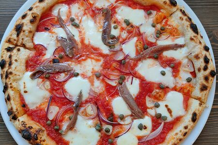 Пицца с анчоусами 