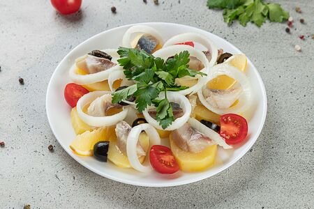 Сельдь соленая с картофелем