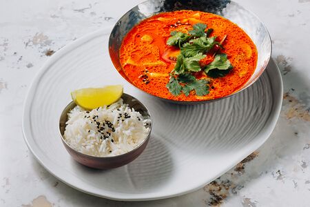 Суп Том ям с креветкой, кальмаром и мидиями