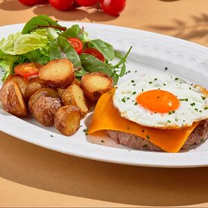 Бифштекс с жареным яйцом и сыром