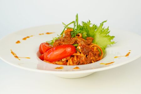 Удон с говядиной и томатами