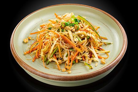 Овощной салат с крахмальной лапшой и арахисом 