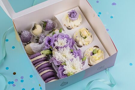 Капкейки с клубникой и макаронсами Лавандовый рай