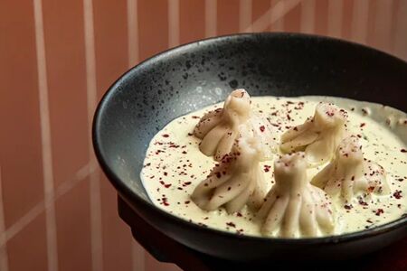 Мини-хинкали с курицей в соусе чкмерули