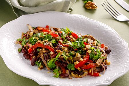 Салат Тбилиси с фасолью и говядиной