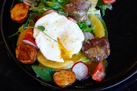 Теплый салат с куриной печенью