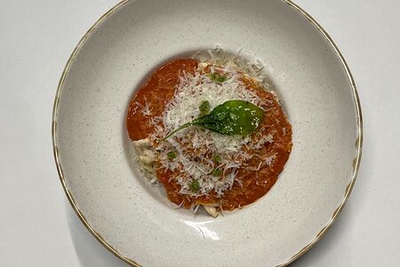 Спагетти с курицей и соусом из печёных перцев и томатов 