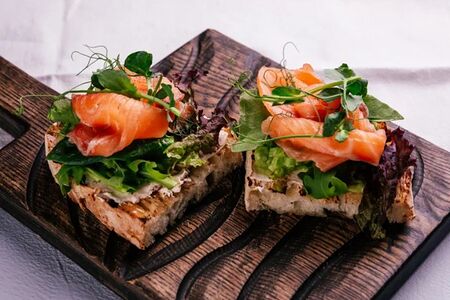 Брускетта с лососем и авокадо