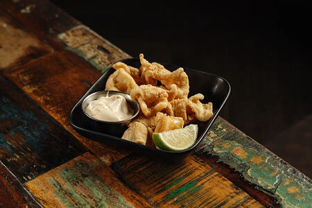 Кальмар фри с соусом айоли из печёного чеснока