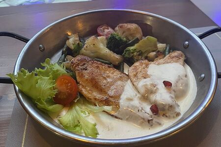 Филе цыпленка под греческим соусом