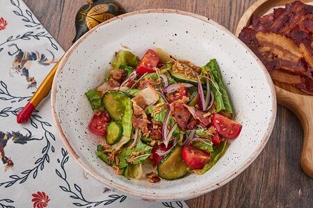 Салат с беконом и имбирной заправкой