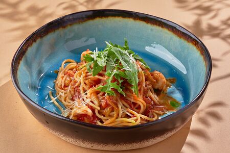 Спагетти с тигровыми креветками, баклажаном в томатном соусе