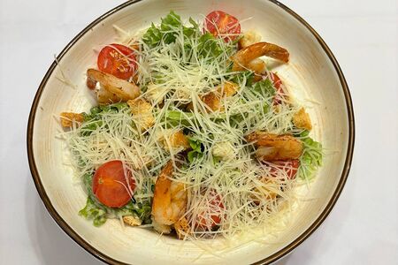 Салат Цезарь с креветками