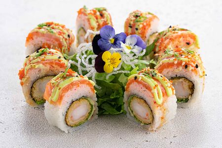 Ролл с опаленным лососем и креветкой темпура (8 шт)