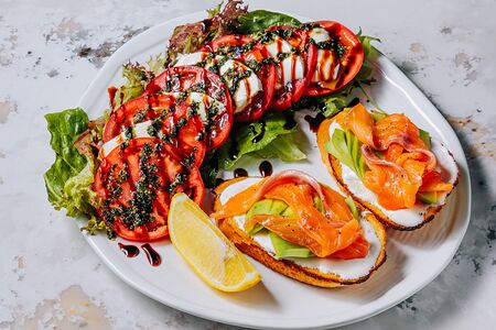 Завтрак с моцареллой и лососем