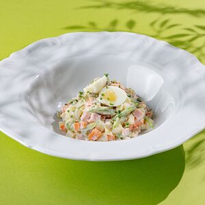 Салат Оливье с курицей, ветчиной и заправкой из шалфея