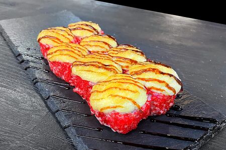 Ролл лосось гриль в сырном соусе, запечённый на гриле 