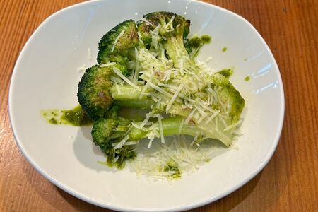 Брокколи на гриле с пармезаном 