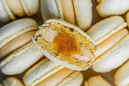 Макаронс Манго-маракуйя