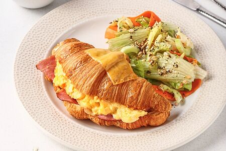 Скрэмбл в круассане с говяжьим окороком