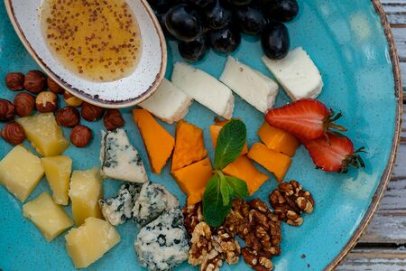 Сыры и фрукты