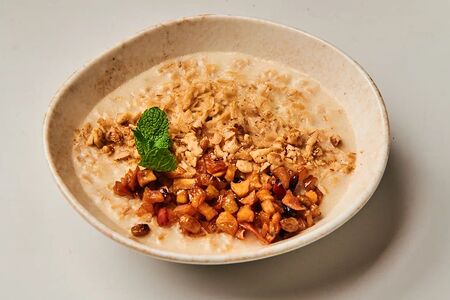 Каша овсяная с карамелизированными фруктами, орехами, изюмом и корицей