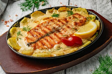 Лосось с картофелем по сливочно-чесночным соусом