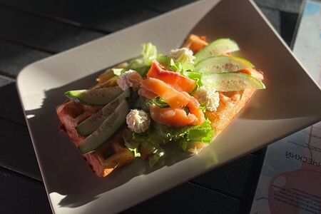 Сырная вафля с лососем