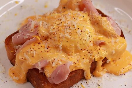 Бриошь с ветчиной и соусом чеддер