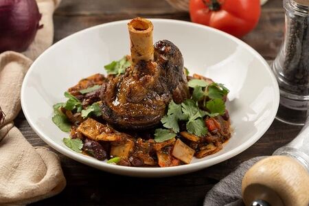 Баранья голень с овощами