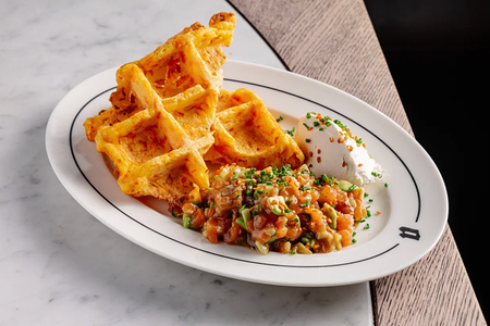 Тартар из лосося с морковной вафлей