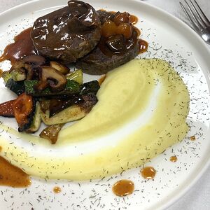 Филе говядины с овощами и соусом Чиполла