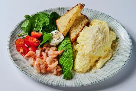 Большой скрэмбл с тигровыми креветками 