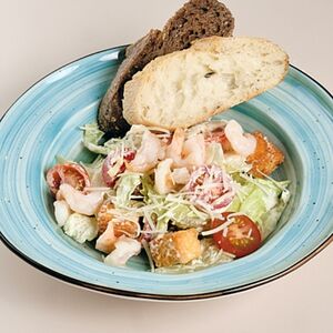 Салат Цезарь с креветками