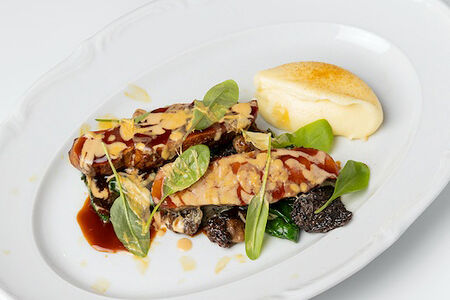 Утиная грудка с картофелем, сморчками и фуа-гра