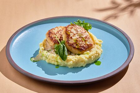 Котлеты из цыпленка с грибным жюльеном и картофельным пюре