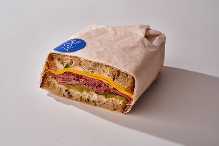 Сэндвич на тартине Крок-мен с пастрами