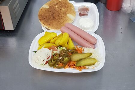 Хот-дог на тарелке