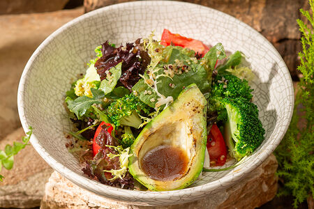 Микс салат с авокадо и киноа