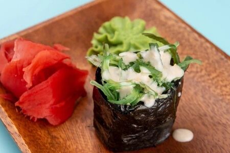 Гункан суши с водорослями чука и ореховым соусом