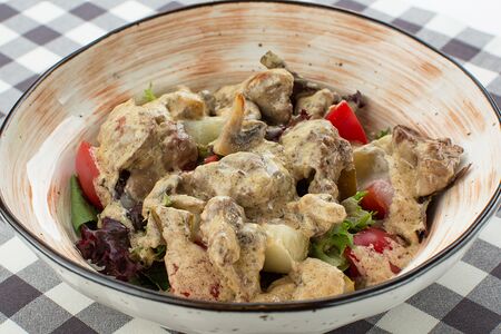 Салат с куриной печенью и грушей