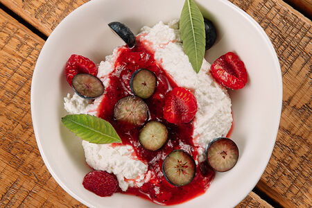 Фермерский творог с сезонными ягодами и фруктами