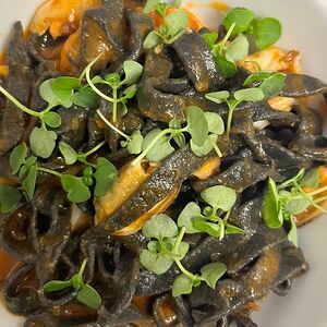 Паста с креветкой и кальмаром в соусе на выбор