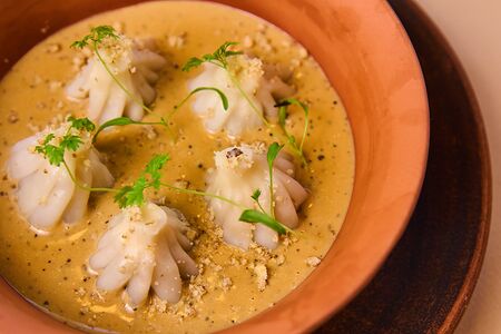 Хинкалиоли в перечном соусе с ягненком