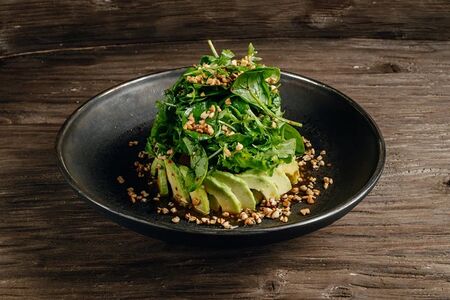 Салат с жареными креветками, авокадо и шисо соусом