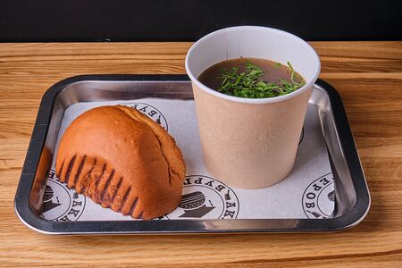 Говяжий бульон с душистой зеленью и булкой Яс