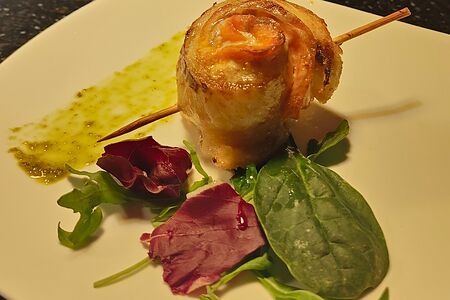 Рулетик из трески с соусом песто 