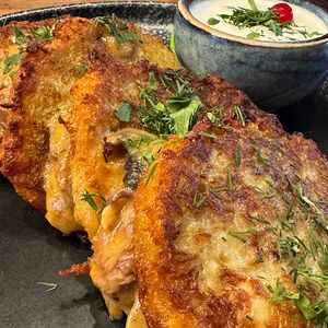 Драники с куриным жюльеном с фирменным соусом